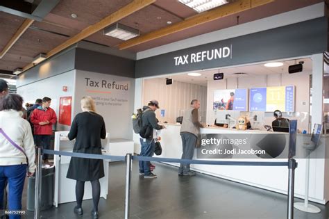 tax refund keflavik airport opening hours